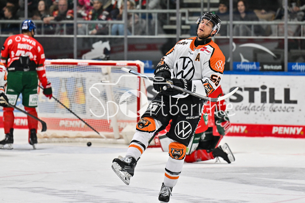 Augsburger Panther - Grizzlys Wolfsburg | Jubel der Gäste nach dem Treffer zum 1-1 Ausgleich durch Tyler GAUDET (Grizzlys Wolfsburg 58) / Tor / Torschuetze / Freude / Happy / DEL: Augsburger Panther - Grizzlys Wolfsburg; Curt Frenzel Stadion am 10.10.2025