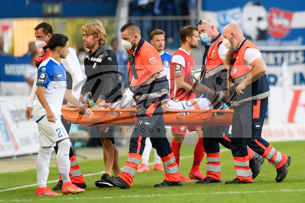 FCMFCK20210904_046 | Fussball, Herren: Sirlord Conteh (1. FC Magdeburg) verletzt beim Spiel der 3. Liga zwischen 1. FC Magdeburg und 1. FC Kaiserslautern in der MDCC-Arena am 04.09.2021 in Magdeburg, Deutschland.DFB / DFL REGULATIONS PROHIBIT ANY USE OF PHOTOGRAPHS AS IMAGE SEQUENCES AND/OR QUASI-VIDEO. - Realisiert mit Pictrs.com