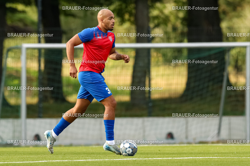 1_KFCWAT_20250723_0126.JPG -  - KFC Uerdingen - SG Wattenscheid 09 - Testspiel | Krefeld, Deutschland, 23.07.25: Anthony Oscasindas (KFC Uerdingen) in Aktion, am Ball, Einzelaktion waehrend des Testspiel Spiels zwischen KFC Uerdingen - SG Wattenscheid 09 in der Covestro Sportpark am 23. July 2025 in Krefeld, Deutschland. (Foto von Stefan Brauer/Brauer-Fotoagentur)