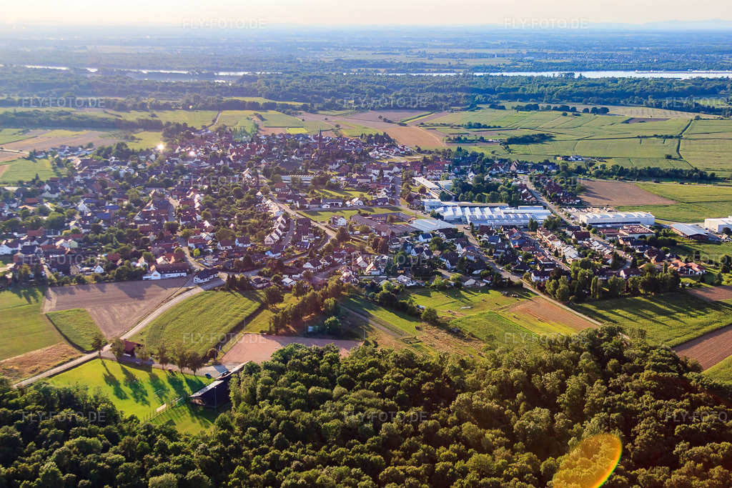 Luftbild: Ortasnsicht von Osten mit RMA Rheinau GmbH & Co. KG im Ortsteil Rheinbischofsheim in Rheinau im Bundesland Baden-Württemberg in Deutschland. Foto: IMG_59527.jpg vom 16.08.2013 durch Werner Riehm/FLY-FOTO.deRMA Pipeline Equipment