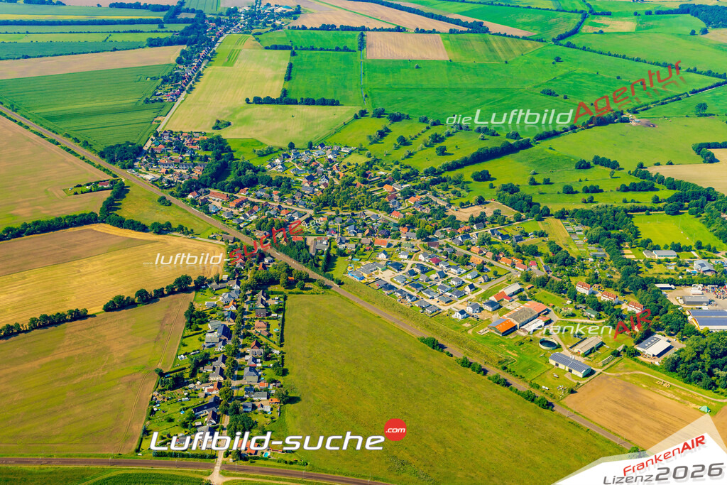 Vs Google Maps Holthusen - Die Luftaufnahme wurde 2025 vom UL-Flugzeug heraus erstellt ( keine Drohnenaufnahme ) - Hochauflösende Luftaufnahme - für Wandbilder und großformatige Ausdrucke geeignet. Das besondere Geschenk!Hier alle&nbsp;Infos zur Lizenzierung der LuftaufnahmeWir fliegen auch dieses Jahr wieder in Ihre Region um Luftbilder zu erstellen.- Luftbild anfragen