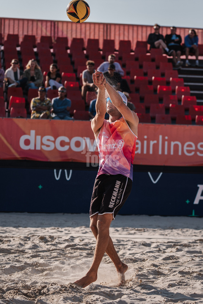Beachvolleyball | Männer | Allianz German Beach Tour 2025 | Tourstop Bremen | 12.06.2025 | Bo Hansen spielt den Ball