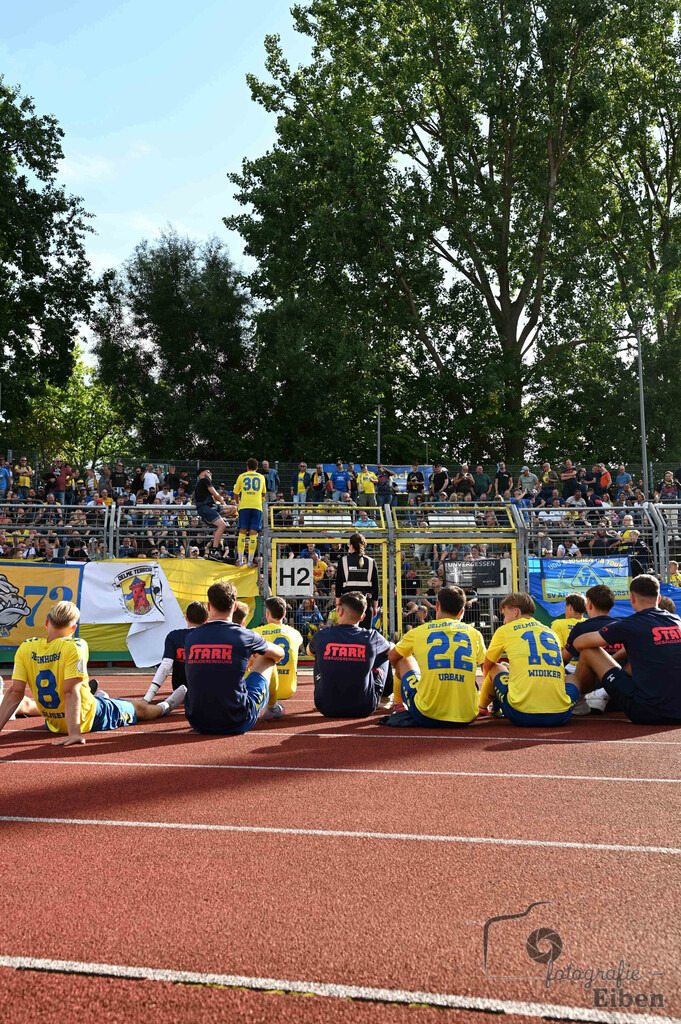 SV Atlas-Delmenhorst-Borussia Mönchengladbach | DFB-Pokal 1. Runde;SV Atlas Delmenhorst (gelb)-Borussia Mönchengladbach (schwarz) am 17.08.2025 in Oldenburg (Marschweg-Stadion), Photo: Philip Eiben 2025 - Realisiert mit Pictrs.com