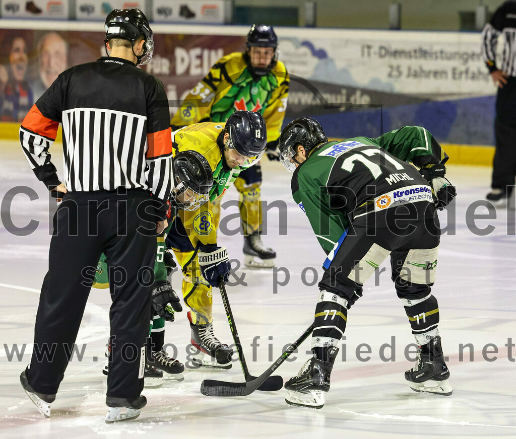 2022-12-16_009_TSV_Erding_gegen_EC_Pfaffenhofen | Erding, Deutschland, 16.12.2022:
Eishockey, Bayernliga 2022 / 2023, 21. Spieltag, TSV Erding gegen EC Pfaffenhofen, Endergebnis: 14:1

Robert Neubauer (EC Pfaffenhofen, #13), Philipp Michl (Erding Gladiators, #77)

Foto: Christian Riedel / fotografie-riedel.net