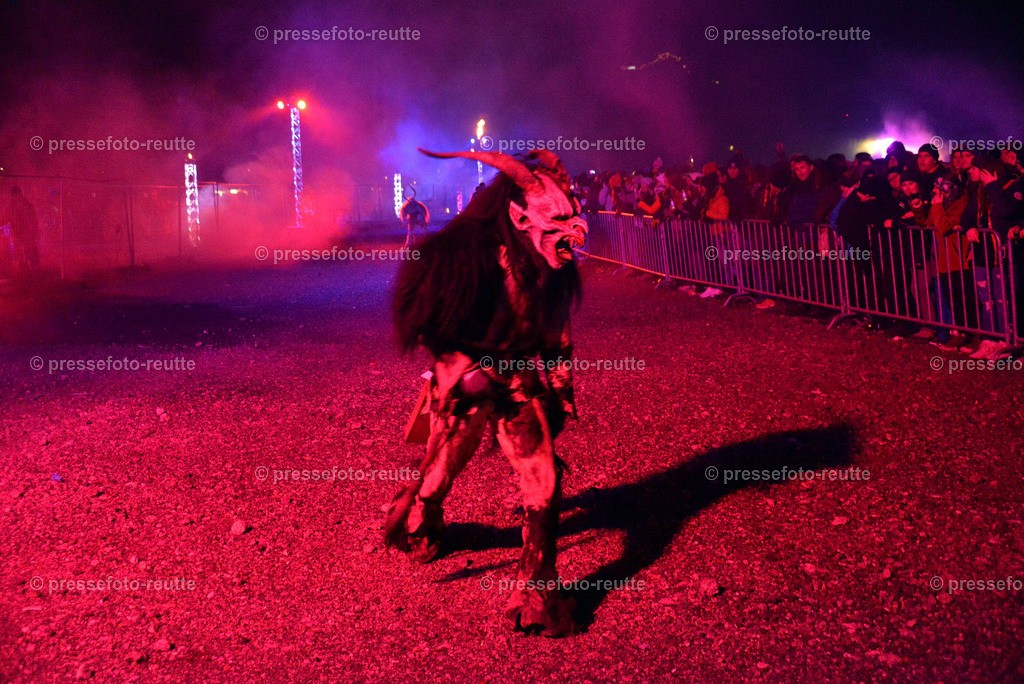 news-2022-Dez03-Krampusumzug-Reutte-WTV_6090 | Info aus dem Bezirk Reutte/Ausserfern Tirol sowie eine umfangreiche Bilddatenbank über die gesamte Region: Lechtal, Talkessel Reutte, Tannheimertal, Zwischentoren. Lech, Plansee, Zugspitze, Grenztunnel, B179, Fernpassstraße, Verkehr, Lawinen, Tradition, - Realisiert mit Pictrs.com