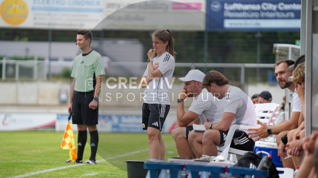 Fußball, Herren, Saison 2025/2026, 3. Luckenwalder Turmpokal, Werner-Seelenbinder-Stadion Luckenwalde, Spiel: FSV 63 Luckenwalde vs. 1.FC Union Berlin U19,  | Fußball, Herren, Saison 2025/2026, 3. Luckenwalder Turmpokal, Werner-Seelenbinder-Stadion Luckenwalde, Spiel: FSV 63 Luckenwalde vs. 1.FC Union Berlin U19, Im Bild: Das Trainerteam des 1.FC Union Berlin U19 um Cheftrainerin Marie Louise Eta - Realisiert mit Pictrs.com