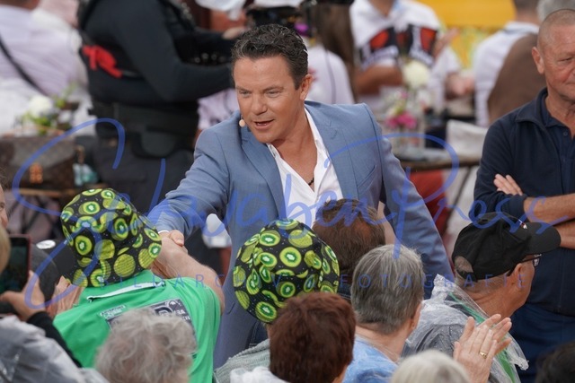 DSC07683 | Stefan Mross unter seinen IWS Fans. - bei der Unterhaltungsshow Immer wieder sonntags.

Immer wieder sonntags ( IWS ) Staffel 4. Der Gastgeber und Moderator _Stefan Mross_ bestreitet sein 19. Saison von Immer wieder sonntags ( IWS ) im Europapark in Rust 

Deutschland, Rust, IWS Gelaende bei den Wasserwelten Rulanitica, 04.06.2023