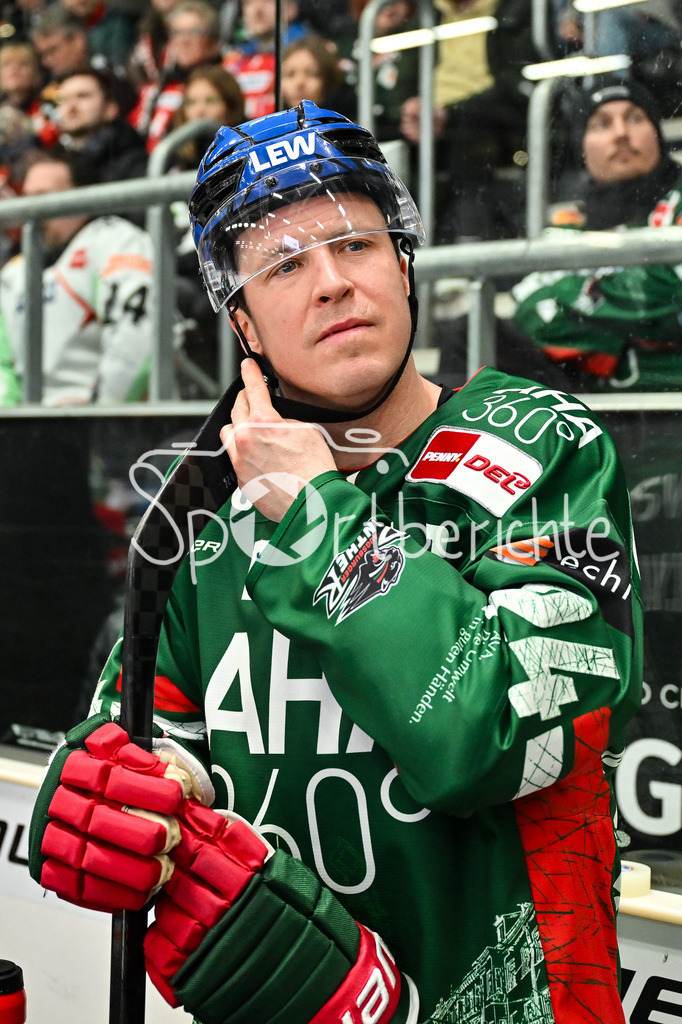 Augsburger Panther - Grizzlys Wolfsburg | AUGSBURG, GERMANY - 15. MARCH: im Bild T. J. TREVELYAN (Augsburger Panther 24) / Einzelfoto / Freisteller auf der Bank während dem Match zwischen den Augsburger Panthern und den Grizzlys Wolfsburg am 52. Spieltag der Penny DEL im Curt Frenzel Stadion