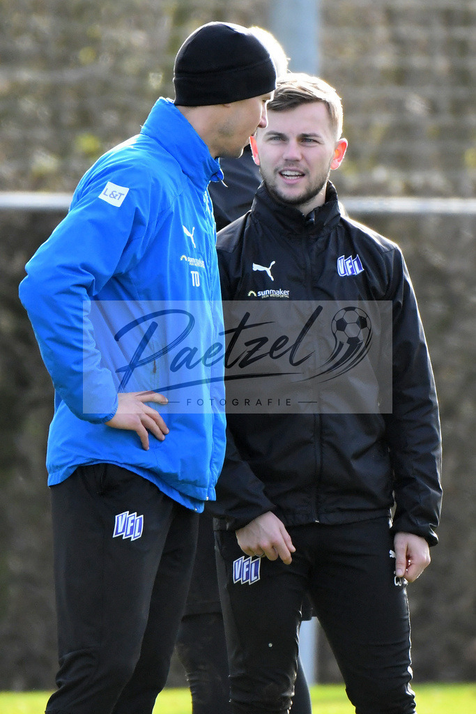20200215_TRAOSN_0042 | Fussball, Herren: Co-Trainer Tim Danneberg (VfL Osnabrueck) und David Blacha (VfL Osnabrueck) schauen waehrend der Trainingseinheit des VfL Osnabrueck im Sportpark Illoshoehe am 15.02.2020 in Osnabrueck, Deutschland. - Realisiert mit Pictrs.com