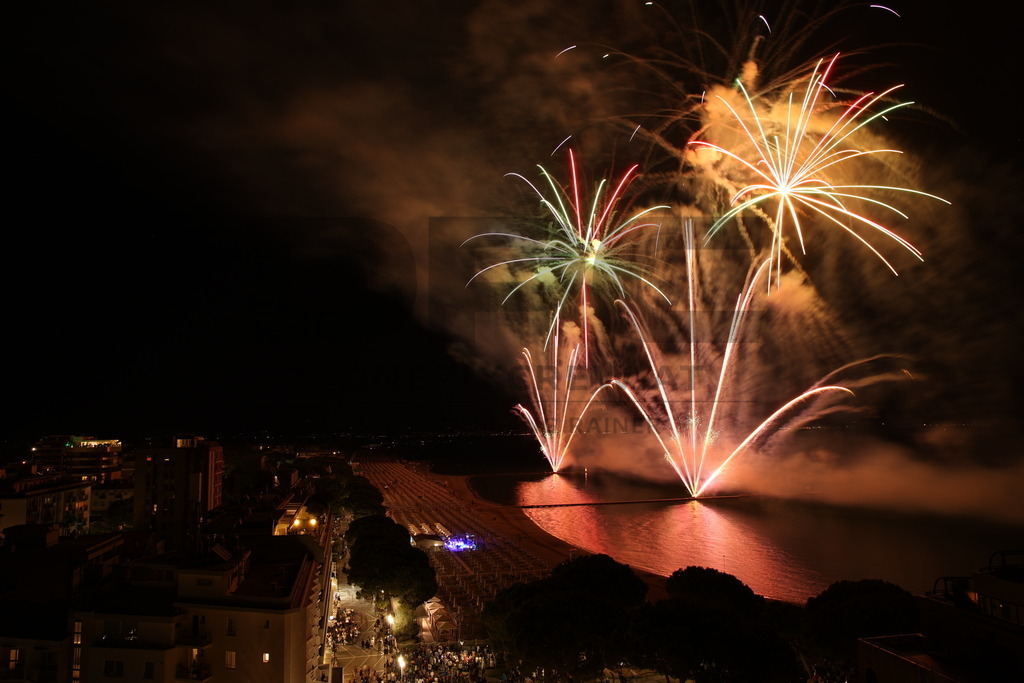 Ferragosto Fireworks in Grado, Italy | GRADO, ITALY, 15.AUG.26 - FIREWORKS - Ferragosto fireworks over the Adriatic Sea in Grado, Italy. Colorful fireworks light up the night sky above the beach, coastline and waterfront during the traditional summer celebration. - Realisiert mit Pictrs.com
