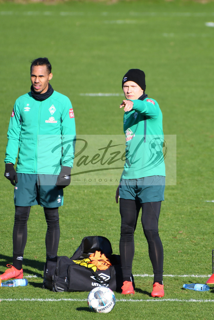 20200205_TRASVW_0101 | Fußball, Herren: Theodor Gebre Selassie (SV Werder Bremen) und Ludwig Augustinsson (SV Werder Bremen) schauen waehrend der Trainingseinheit des SV Werder Bremen im Wohninvest Weserstadion am 05.02.2020 in Bremen, Deutschland. - Realisiert mit Pictrs.com