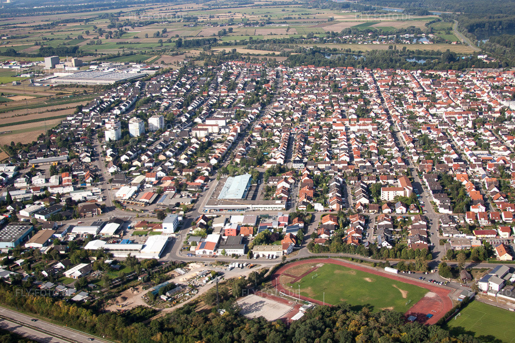 Luftbild: Ortsansicht der Straßen und Häuser der Wohngebiete in Ketsch im Bundesland Baden-Württemberg in Deutschland. Foto: IMG_52221.jpg vom 19.08.2012 durch Werner Riehm/FLY-FOTO.de