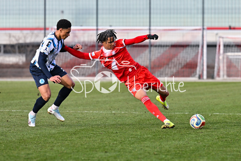 FC Bayern Amateure - Stuttgarter Kickers | MUNICH, GERMANY - 07. FEBRUARY: im Duell David UDOGU (Stuttgarter Kickers 27) und Julien YANDA (FC Bayern München II 13) während dem Testspiel zwischen den Amateuren des FC Bayern und den Stuttgarter Kickers am FC Bayern Campus