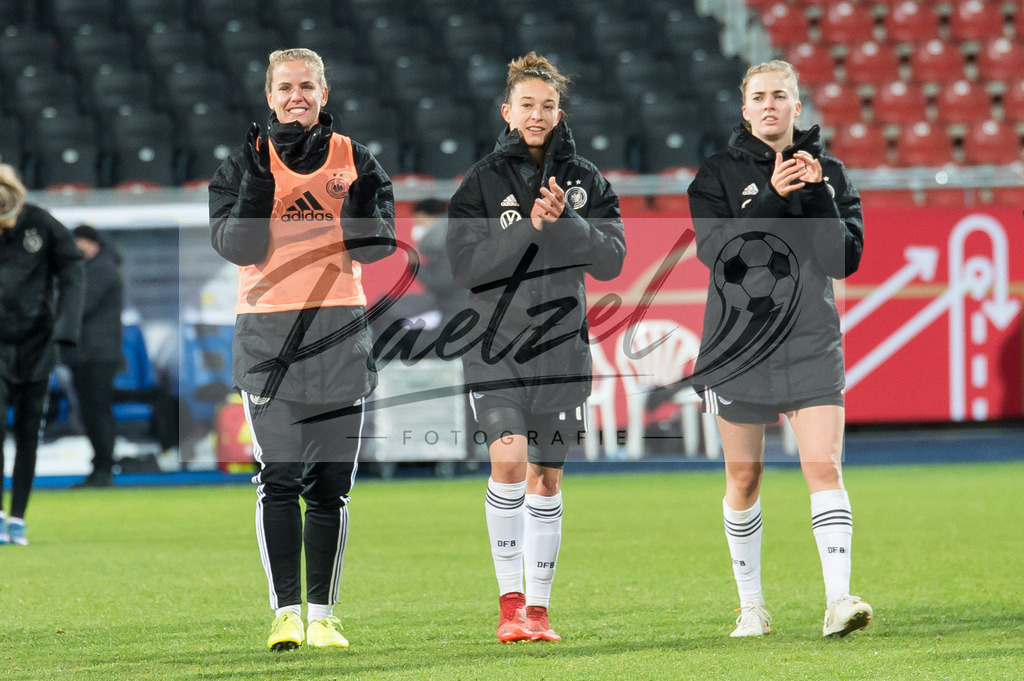 GERTUR20211126_048 | Fussball, Frauen:  Spielerinnen von Deutschland Schlussjubel, jubelt nach dem 8:0 Sieg bei dem Spiel der WM-Qualifikation zwischen Deutschland und Tuerkei im Eintracht-Stadion am 26.11.2021 in Braunschweig, Deutschland. - Realisiert mit Pictrs.com