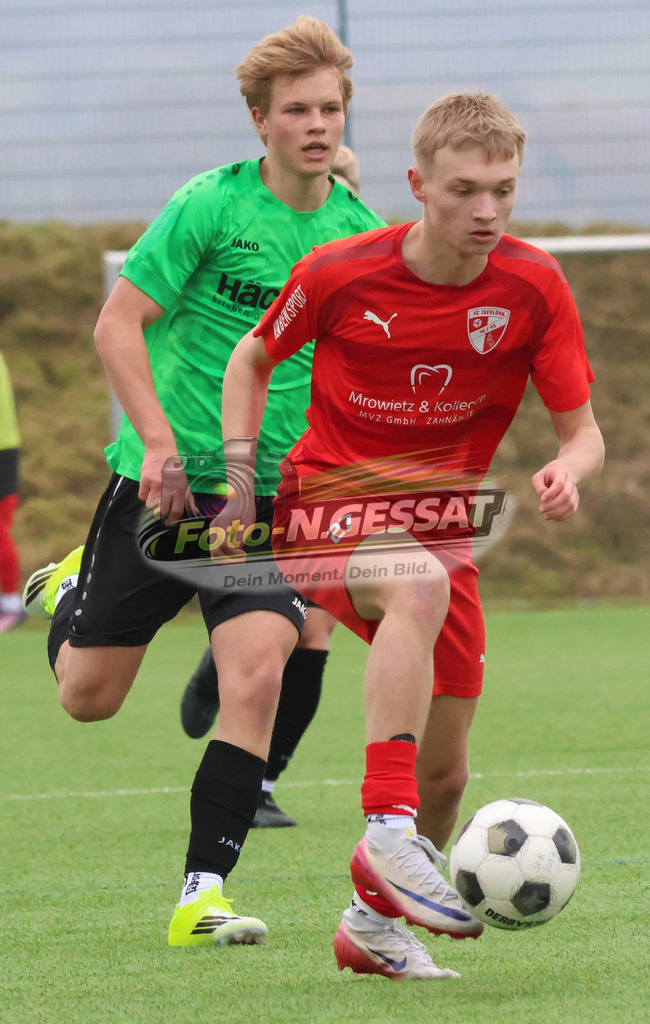 SV Rödinghausen - FC Iserlohn | Auf dem Bild zu sehen: grün SV Rödinghausen: Hanno Wrede ; rot FC Iserlohn: Lenox Alois PaczullaSV Rödinghausen, FC Iserlohn, Saison 25/26, B-Jugend Westfalenliga, Deutschland - Realisiert mit Pictrs.com