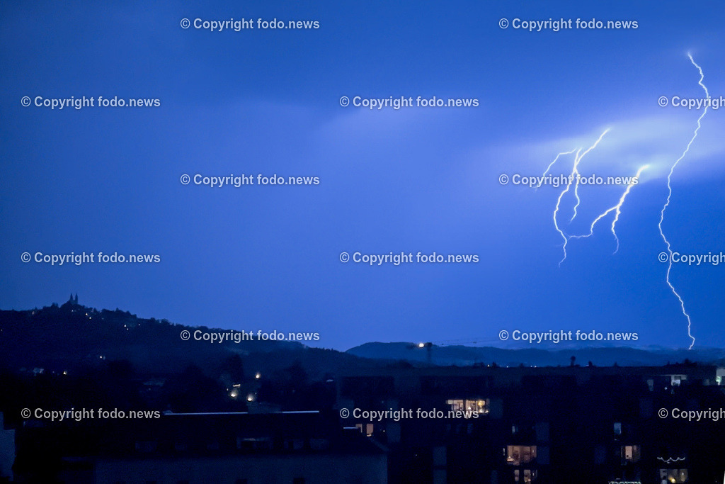 Linz_ Gewitterzelle ueber Linz_28.07.2024-1 | 28.07.2024, Linz, AUT, Linz, im Bild Gewitterzelle ueber Linz, Wolken, Blitz, Blitze, Donner, Regen, Sturm, Unwetter, Wetter