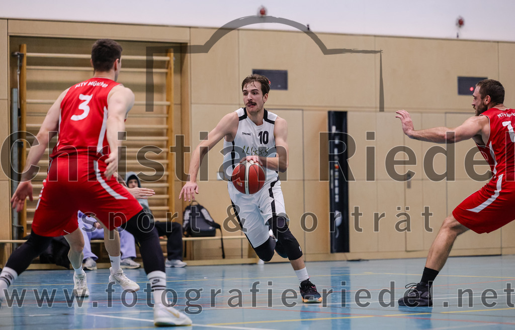 2025-12-06_049_TSV_Vaterstetten_gegen_MTV_1879_Muenchen | Vaterstetten, Deutschland, 06.12.2025:Basketball, 2. Regionalliga Süd 2025 / 2026, 9. Spieltag, TSV Vaterstetten gegen MTV 1879 München, Endergebnis: 58:83Julius Christoph Haag (MTV 1879 München, #3), Finn Liebig (TSV Vaterstetten, #10)Foto: Christian Riedel / fotografie-riedel.net