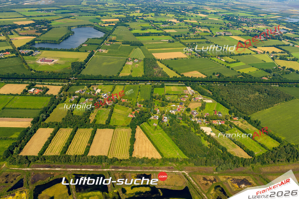 Börgermoor Surwold Bild- Das Luftbild wurde 2025 vom UL-Flugzeug heraus erstellt ( keine Drohne bzw. Drohnenaufnahme ) - Hochauflösende Luftaufnahme -Nicht vergleichbar mit Google Maps oder Satelittenbilder- Die Geschenkidee !Mit Lizenz und Bildrechte bestellbar - CC