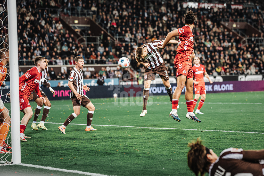 Fußball | Männer | Saison 2025/2026  | Fußball-Bundesliga | 30. Spieltag | FC St. Pauli vs. 1. FC Köln | 17.04.2026 | Tor durch Kopfball von Karol Mets (#3, FC St. Pauli)