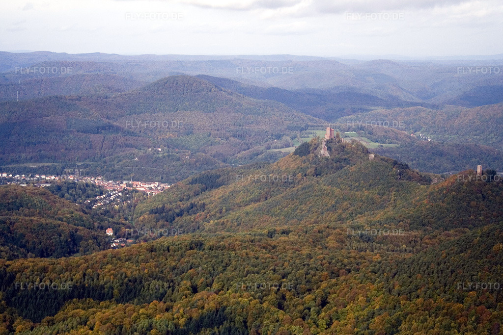 Luftbild: Burg Trifels im Ortsteil Bindersbach in Annweiler im Bundesland Rheinland-Pfalz in Deutschland. Foto: IMG_4392.jpg vom 22.10.2006 durch Werner Riehm/FLY-FOTO.de