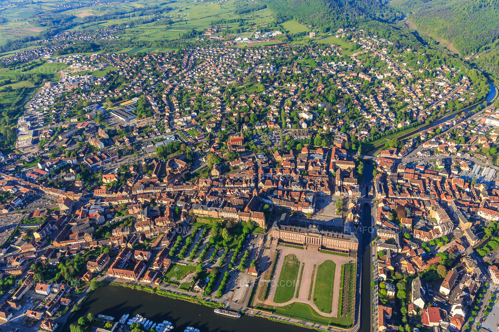 Aerial view: City view with Château des Rohan castle and park at the Port de Saverne from the northeast in Saverne in the state Bas-Rhin, France.Photo: IMG_145987.jpg taken on 05/01/2025 by Werner Riehm/FLY-FOTO.comResolution of the original: 5184 x 3456 pxCulture & patrimoine | Office de Tourisme du Pays de Saverne