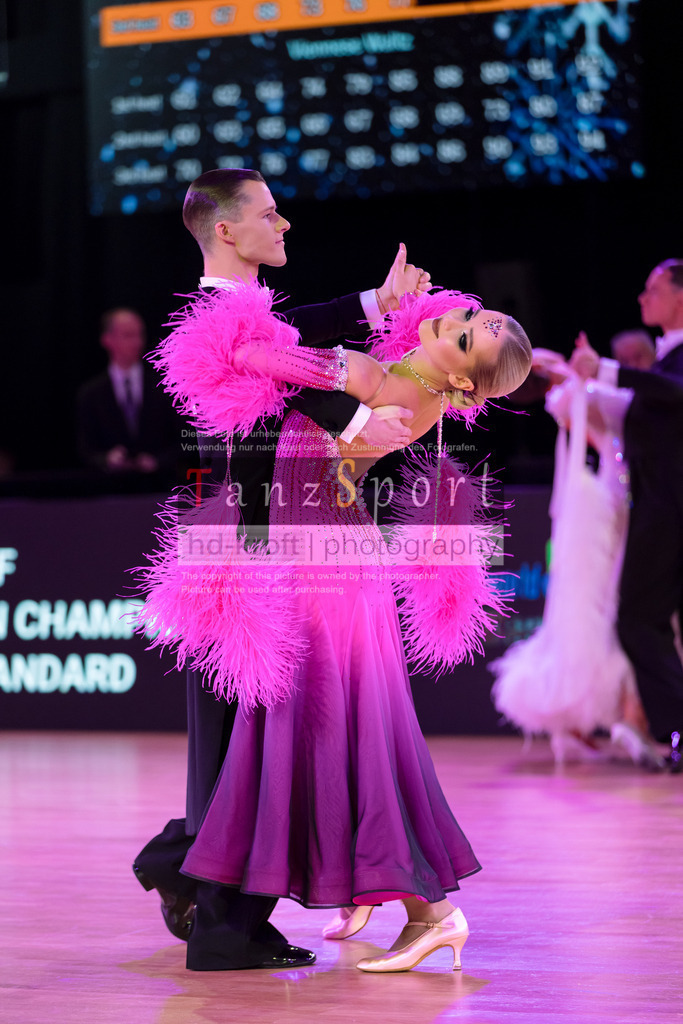 20241215_WDSF_Int_Open_Std-Riga-8768 | Tanzsportbilder, Standardtanz, Lateintanz, WDSF, DTV, LTVB, dancecomp, goc, hessen tanzt, blaues band der spree, walzer, tango, wiener walzer, slowfox, quickstepp, samba, rumba, cha-cha-cha, paso doble. jive, hd-kroft photography, turniertanzsport