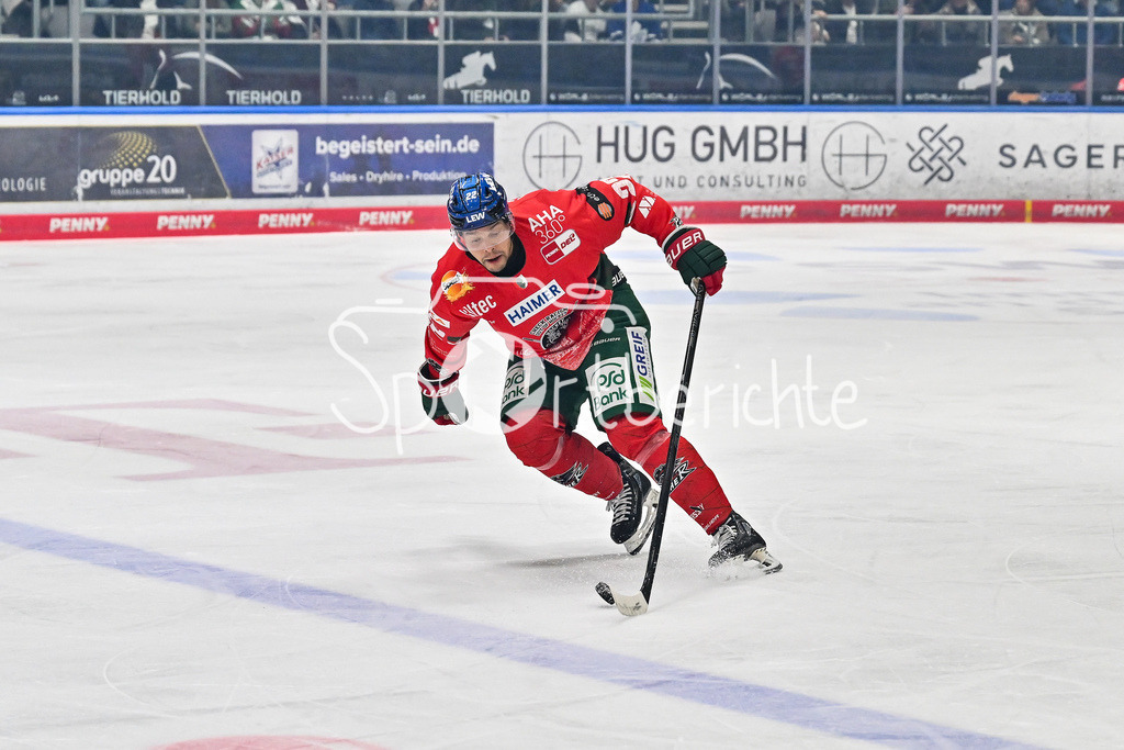 Augsburger Panther - Grizzlys Wolfsburg | am Puck Madison BOWEY (Augsburger Panther 22)/ Einzelfoto / Freisteller  DEL: Augsburger Panther - Grizzlys Wolfsburg; Curt Frenzel Stadion am 10.10.2025