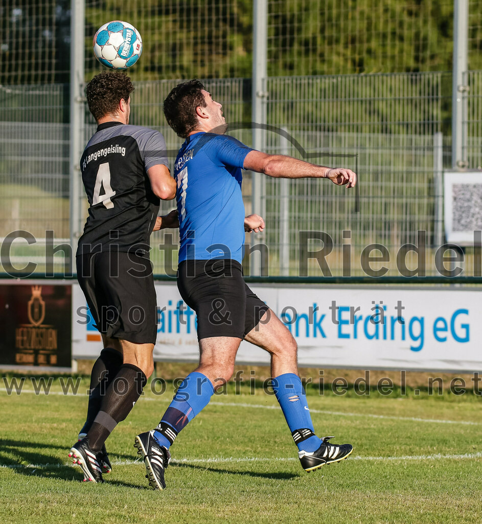 2023-07-14_037_FC_Langengeisling_gegen_FC_Velden-Eberspoint | Erding, Deutschland, 14.07.2023:
Fußball, Bezirksliga Oberbayern Ost 2023 / 2024, Testspiel, FC Langengeisling gegen FC Velden-Eberspoint, Endergebnis: 5:0

Michael Faltlhauser (FC Langengeisling, #4), Martin Breiteneicher (FC Velden-Eberspoint, #17)

Foto: Christian Riedel / fotografie-riedel.net