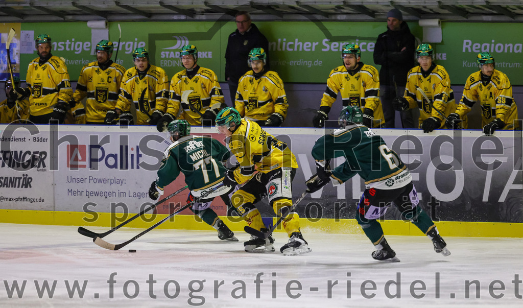 2025-12-19_024_TSV_Erding_gegen_Toelzer_Loewen | Erding, Deutschland, 19.12.2025:Eishockey, Oberliga Süd 2025 / 2026, 27. Spieltag, TSV Erding gegen Tölzer Löwen, Endergebnis: 2:5Philipp Michl (Erding Gladiators, #77), Michael Schuster (Tölzer Löwen, #25), Dennis Miller (Erding Gladiators, #61)Foto: Christian Riedel / fotografie-riedel.net