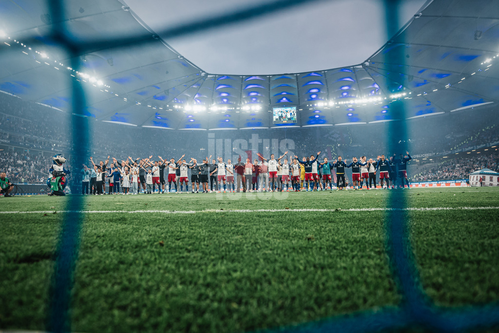 Fußball | Männer | Saison 2023/2024 | 2. Fußball-Bundesliga | 32. Spieltag | Hamburger SV vs. FC St. Pauli  | 03.05.2024 | Der HSV feiert mit den Fans