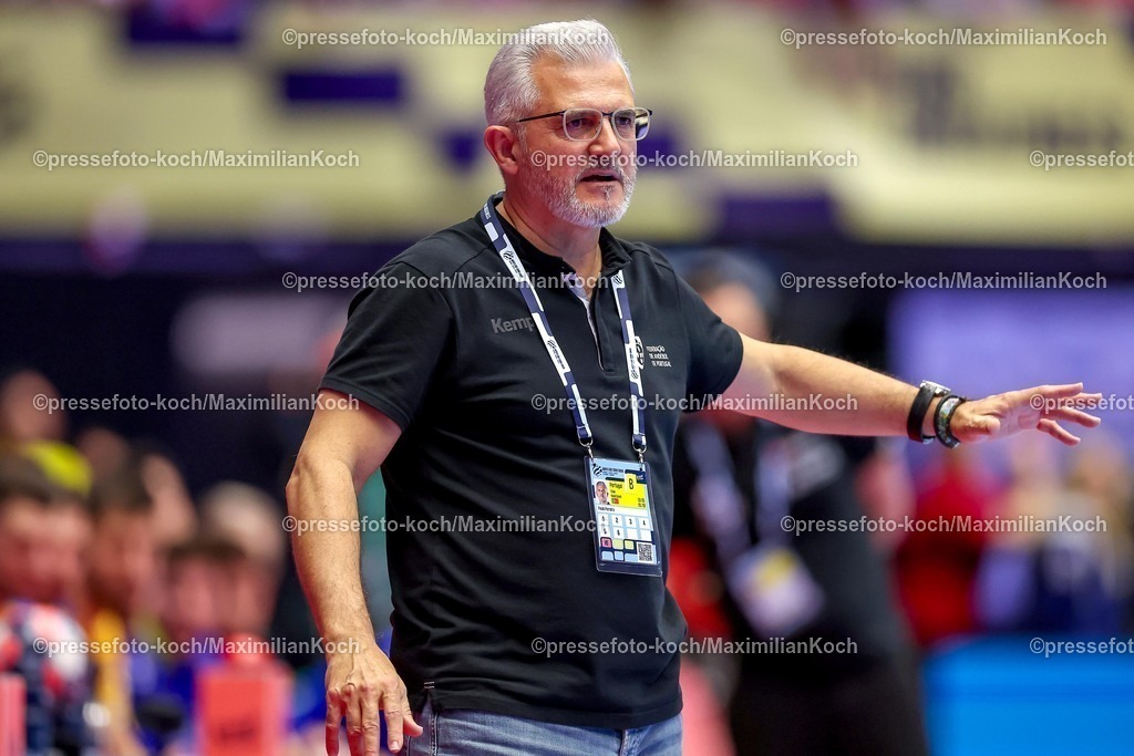 EHF16012601117 | 16.01.2026, Handball, Men's EHF EURO 2026, Portugal - Rumänien, Jyske Bank Boxen in Herning, Dänemark, Preliminary Round:  Headcoach George Ionut Buricea (Romania #hc) gestikulierend am Spielfeldrand  