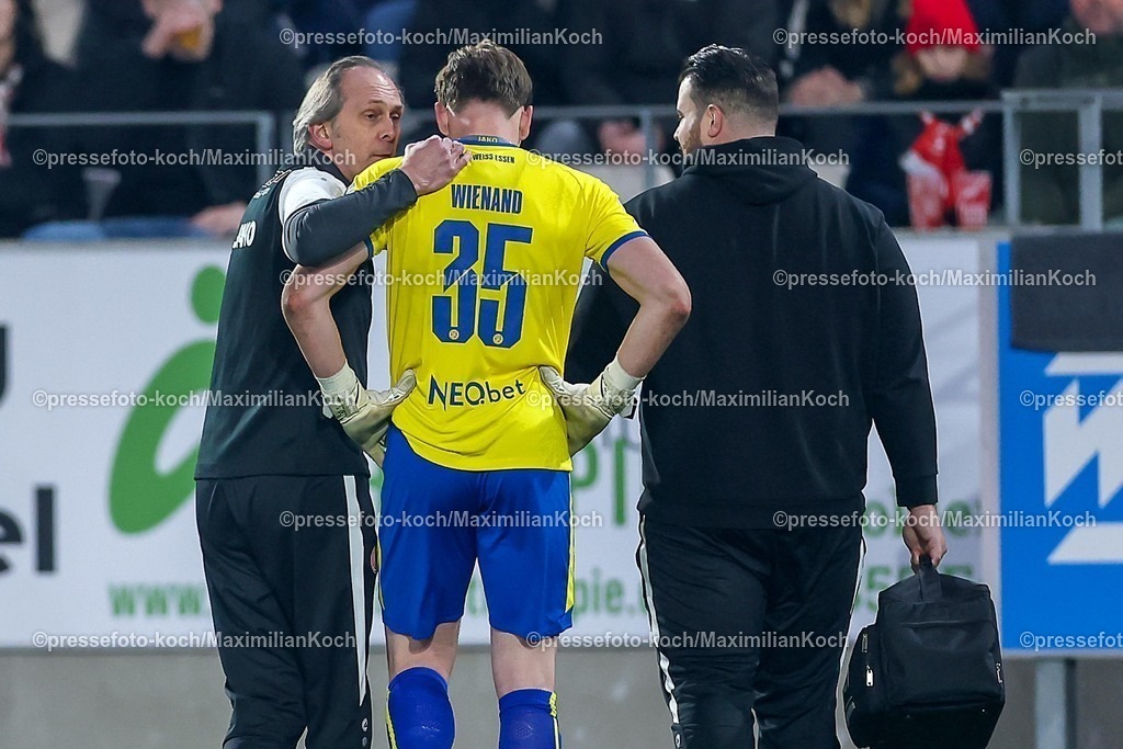 RWE04032602106 | 2026.03.04, Fußball, 3.Liga Herren, Rot-Weiss Essen -  SV Waldhof Mannheim, Stadion Hafenstraße, 27.Spieltag, Saison 2025 / 2026: Torwart Felix Wienand&nbsp;(Rot-Weiss Essen #35) kniet verletzt auf dem Spielfeld nach dem Zünden von Pyrotechnik im Gästeblock der Mannheimer. Ein Lauter Knall durch einen geworfenen Böller verletzt den Torwart und führt zu einer Spielunterbrechung . Torwart Felix Wienand&nbsp;(Rot-Weiss Essen #35) wird medizinisch behandelt DFB regulations prohibit any use of photographs as image sequences and or quasi-video.