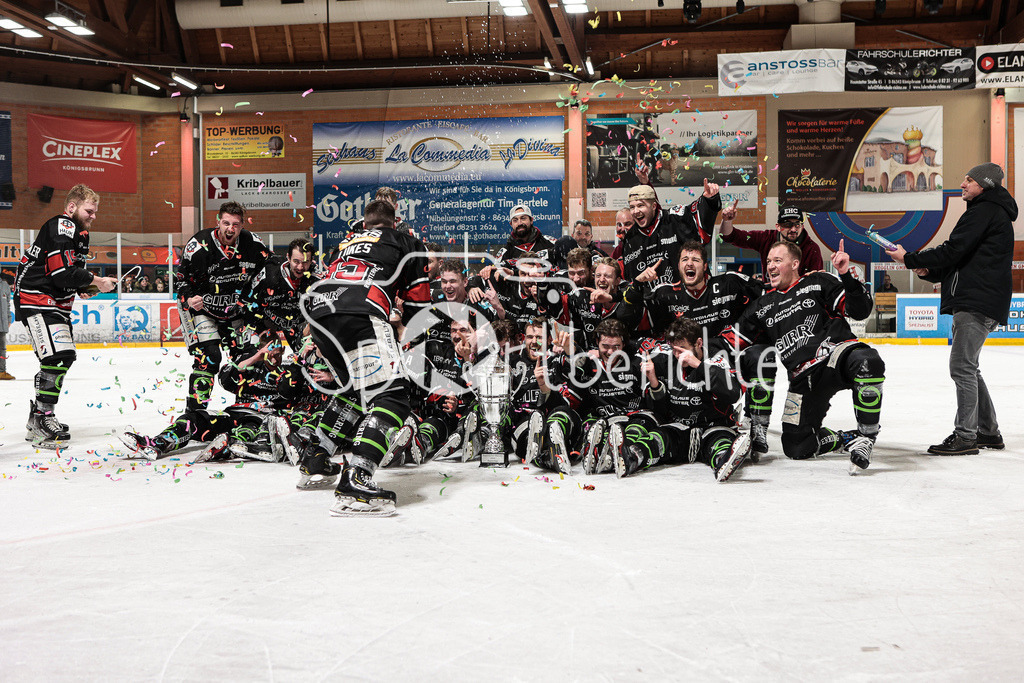 EHC Königsbrunn - TEV Miesbach | Grenzenloer Jubel beim EHC Koenigsbrunn nach dem Gewinn der Bayerliga Meisterschaft im Spiel 3 der Playoffserie gegen den TEV Miesbach / Jubel / Freude / Siegerfoto