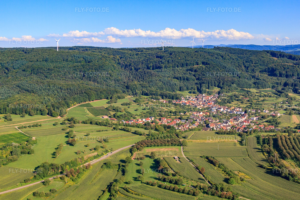 Luftbild: Dorf am Schwarzwaldhang im Ortsteil Wallburg in Ettenheim im Bundesland Baden-Württemberg in Deutschland. Foto: IMG_59450.jpg vom 16.08.2013 durch Werner Riehm/FLY-FOTO.de