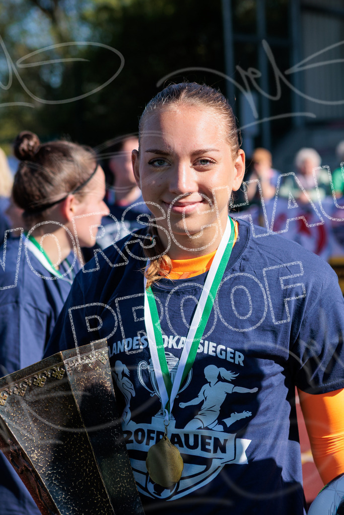 Gipfeltreffen der Frauen: Finale um den Sachsenlotto Landespokal 2026 | Am 1. Mai 2026 trafen im Endspiel des Sachsenlotto Landespokals die Frauen des Chemnitzer FC und die zweite Mannschaft von RasenBallsport Leipzig aufeinander. Vor stimmungsvoller Kulisse kämpften beide Teams ab 15:00 Uhr um die begehrte Trophäe des sächsischen Fußballs. Diese Galerie zeigt die Highlights, packende Zweikämpfe und die emotionalsten Momente des Finaltags. - Realisiert mit Pictrs.com