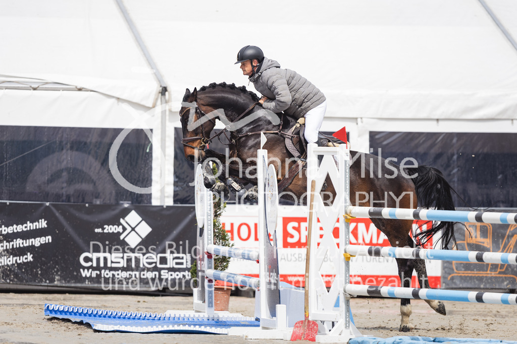 2605_MayDays_8_Youngster-M1-803 | Deine schönsten Turniermomente als professionelle Fotos! Entdecke hochwertige Pferdesport-Fotografie im Online-Shop. Jetzt Fotos finden & bestellen!