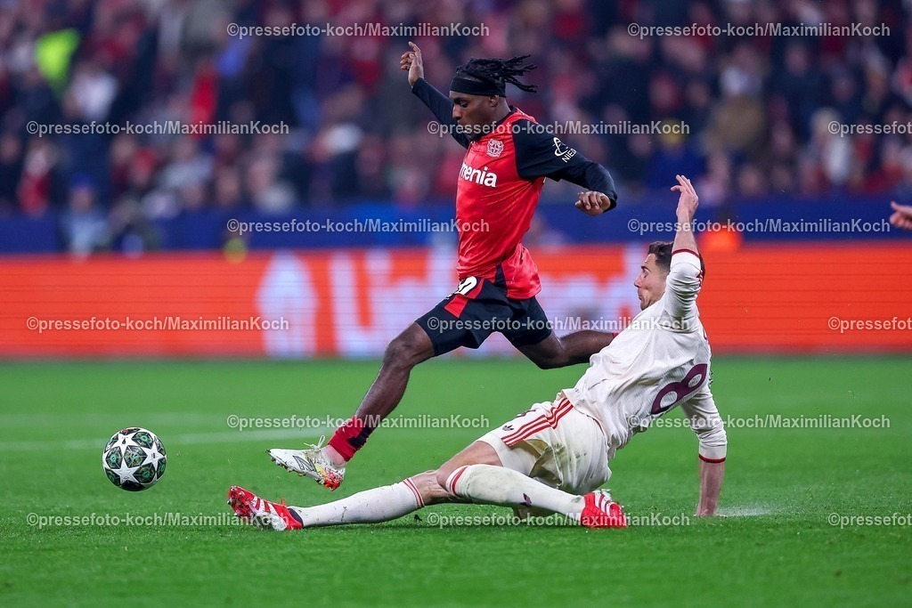 UCL11032501056 | 11.03.2025, Fußball, UEFA Champions League, Bayer 04 Leverkusen - FC Bayern München, Achtelfinale Rückspiel, BayArena, Saison 2024 2025: Jeremie Frimpong (Bayer04 Leverkusen #30) im Zweikampf gegen Leon Goretzka (FC Bayern #8)DFB regulations prohibit any use of photographs as image sequences and or quasi-video.