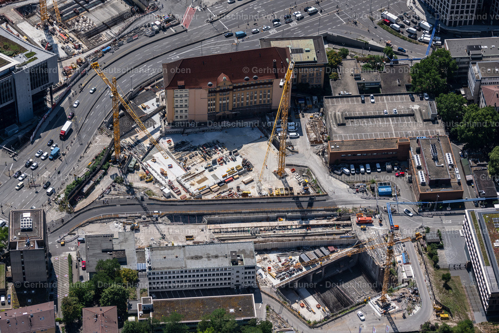 4034643 | STUTTGART 22.07.2020 Baustelle mit Tunnelführungsarbeiten für die Streckenführung und den Verlauf des Gebäudes der Ehemalige Bahndirektion S21 zwischen Heilbronner und Jägerstraße in Stuttgart im Bundesland Baden-Württemberg, Deutschland. Weiterführende Informationen bei: CA Immo Deutschland GmbH,  Competo Capital Partners GmbH,  Eberspächer GmbH,  Ed. Züblin AG,  W2 Development GmbH. // Construction site with tunnel guide for the route of Gebaeuof of Ehemalige Bahndirektion S21 in Stuttgart in the state Baden-Wurttemberg, Germany. Further information at: CA Immo Deutschland GmbH,  Competo Capital Partners GmbH,  Eberspaecher GmbH,  Ed. Zueblin AG,  W2 Development GmbH. Foto: Gerhard Launer