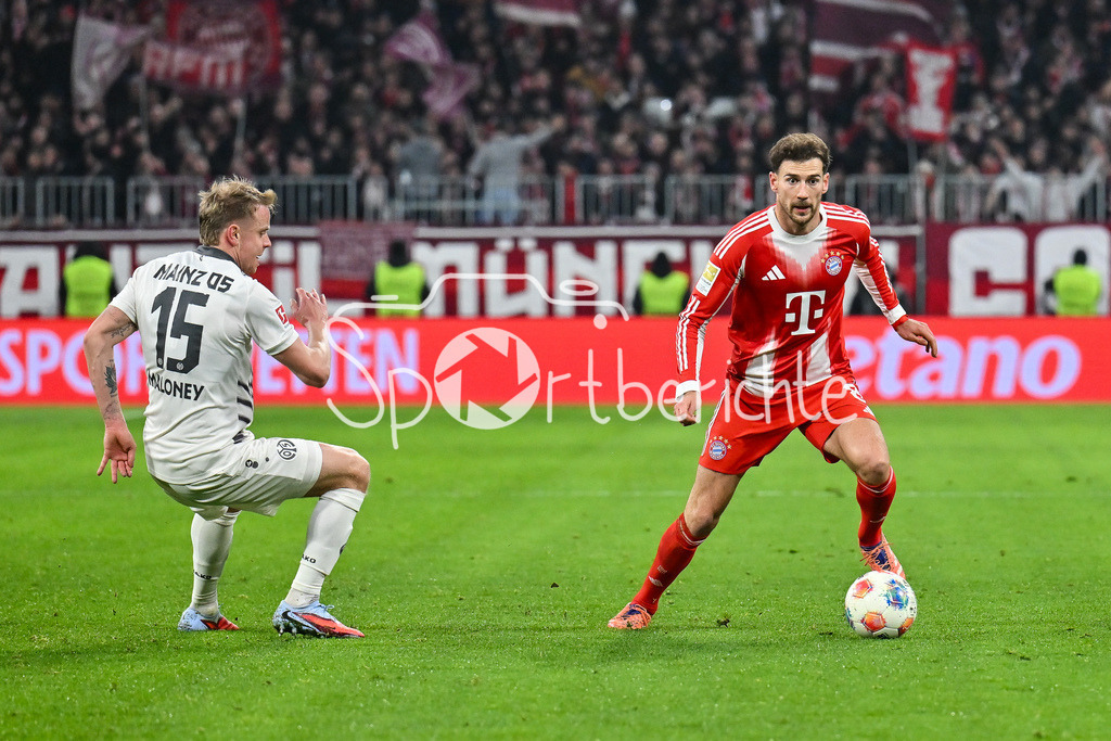 FC Bayern München - 1. FSV Mainz 05 | MUNICH, GERMANY - 14. DECEMBER: im Duell  Lennard MALONEY (1. FSV Mainz 05 15) und Leon GORETZKA (FC Bayern Munich 8) während dem Bundesligamatch zwischen dem FC Bayern München und dem 1. FSV Mainz 05 am 14. Spieltag in der Allianz Arena / DFL REGULATIONS PROHIBIT ANY USE OF PHOTOGRAPHS AS IMAGE SEQUENCES AND/OR QUASI-VIDEO