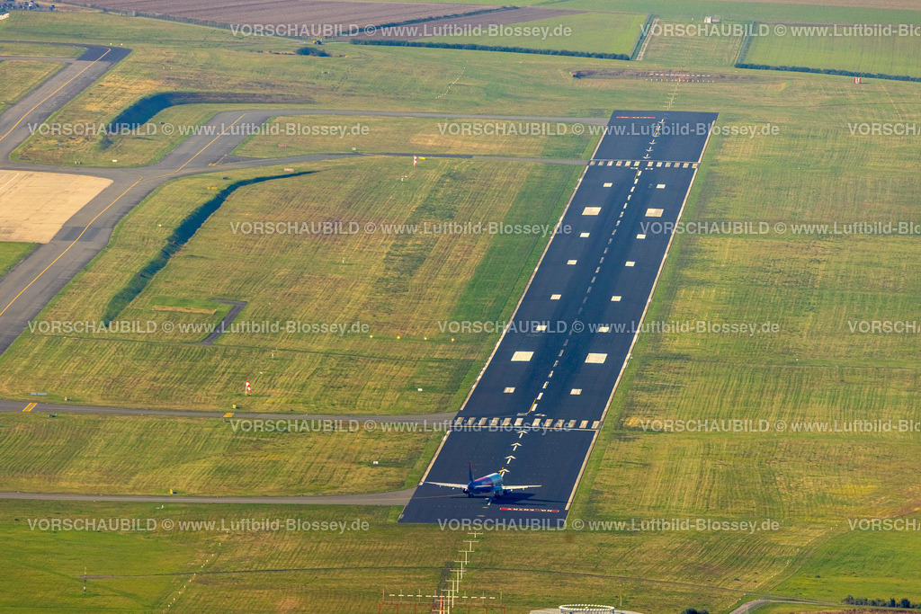 Dortmund220900198Flughafen | Luftbild, Startbahn und Landebahn, startendes Flugzeug, Flughafen Dortmund Airport, Wickede, Dortmund, Ruhrgebiet, Nordrhein-Westfalen, Deutschland