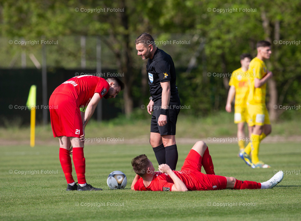A_LUI_30042022_40 | SPORT,FUSSBALL,LT1 OOE LIGA ASKOE OEDT-DONAU LINZ 30.04..2022 IM BILD:  ALI HAMDEMIR,PETER ALEXANDER AM BODEN (OEDT)  UND FIFA-SCHIRI MANUEL SCHUETTENGRUBER FOTO:FOTOLUI