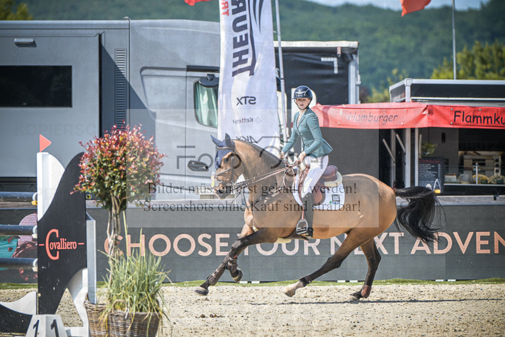DOS_6781 | Entdecke hochwertige Reitturnierfotos von Foto Oger. Professionell, emotional und authentisch – jetzt Lieblingsmomente im Shop bestellen.Deutschlandweite Turnierfotografie. - Realisiert mit Pictrs.com