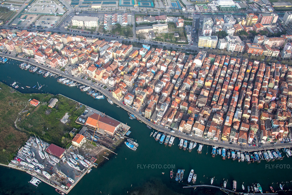 Aerial view: View of the town in Chioggia in the state Veneto, Italy. – Photo: IMG_087586.jpg taken on 04/06/2016 by Werner Riehm/FLY-FOTO.com – Resolution of the original: 5472 x 3648 px