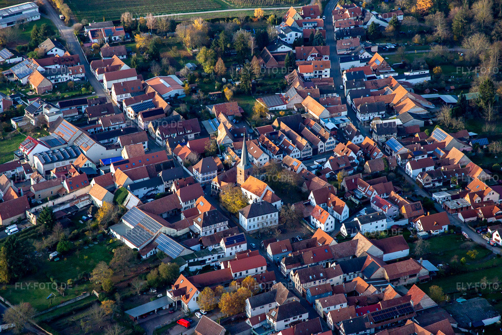 Luftbild: Kirchstr im Ortsteil Heuchelheim in Heuchelheim-Klingen im Bundesland Rheinland-Pfalz in Deutschland. Foto: IMG_139257.jpg vom 22.11.2023 durch Werner Riehm/FLY-FOTO.de