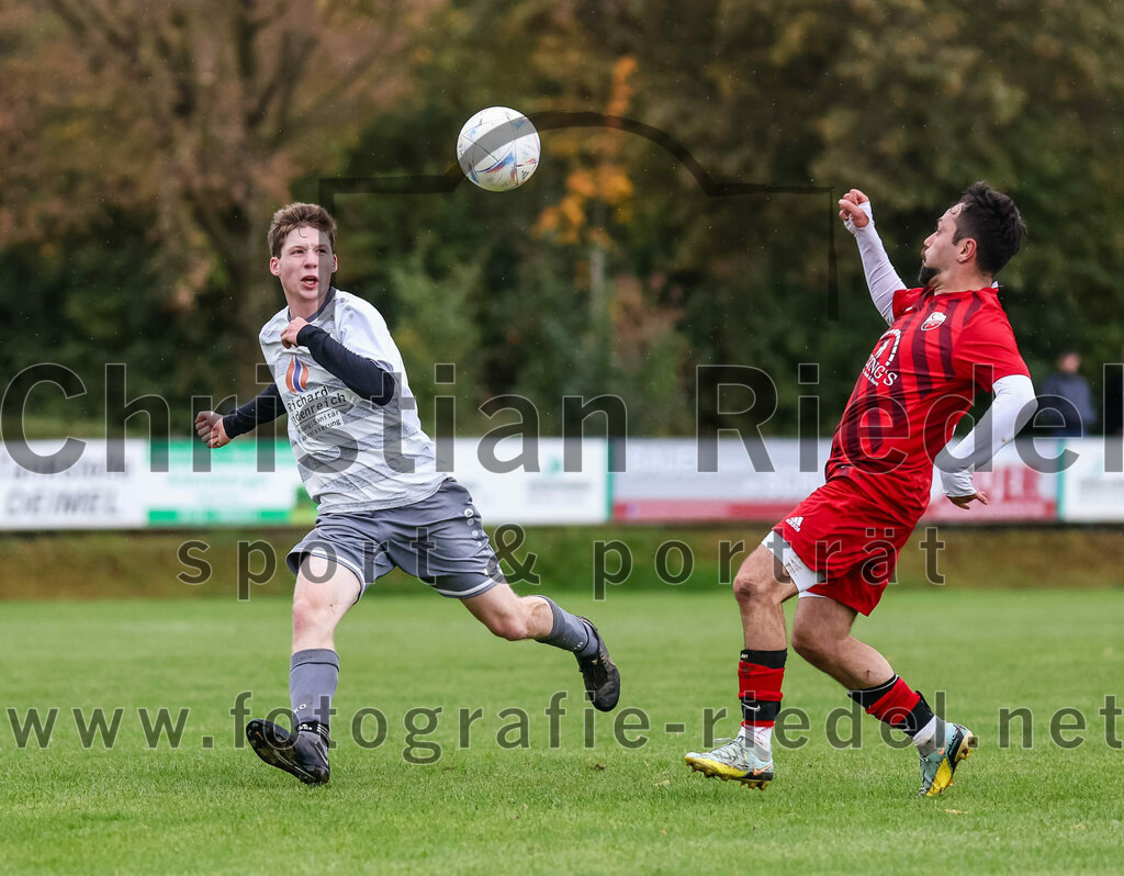 2023-10-15_023_SV_Eintracht_Berglern_gegen_FC_Tuerkguecue_Erding | Berglern, Deutschland, 15.10.2023:
Fußball, Kreisklasse 2023 / 2024, 10. Spieltag, SV Eintracht Berglern gegen FC Türkgücü Erding, Endergebnis: 1:0

Maximilian Buchner (SV Eintracht Berglern, #2), Ismail Öztürk (FC Türk Gücü Erding, #11)

Foto: Christian Riedel / fotografie-riedel.net