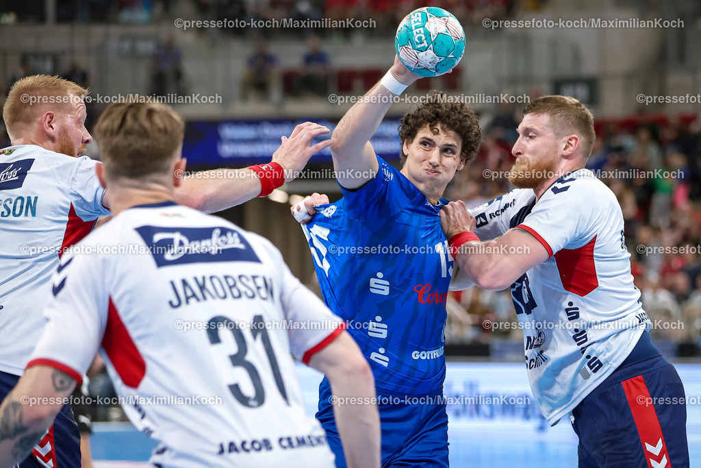 Due1HBL02062401015 | 02.06.2024, Handball, Düsseldorf, PSD-Bank Dome, Liqui Moly Handball Bundesliga, Spieltag 34, Saison 2023 2024, Bergischer HC - SG Flensburg-Handewitt: Mads Kjeldgaard Andersen (Bergischer HC) gegen Jim Gottfridsson (SG Flensburg-Handewitt) und Blaz Blagotinsek (SG Flensburg-Handewitt)
