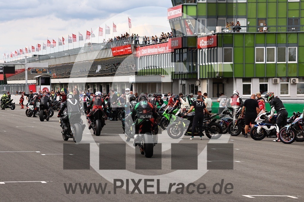 social-20250830_07269 | Schöne Erinnerungen an spannende Momente - das festzuhalten ist unser Job. PIXELrace.de ist seit 2003 auf den Rennstrecken Europas unterwegs um die Action draußen beim Fahren und die wunderbare Stimmung imm Fahrerlager für euch einzufangen.