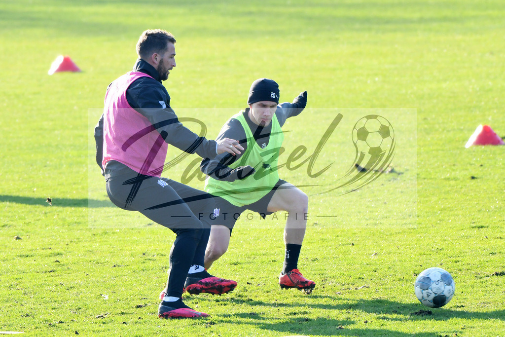 20200207_TRAOSN_0047 | Fußball, Herren: Marc Heider (VfL Osnabrueck) und Bryan Henning (VfL Osnabrueck) im Zweikampf waehrend der Trainingseinheit des VfL Osnabrueck im Sportpark Illoshoehe am 07.02.2020 in Osnabrueck, Deutschland. - Realisiert mit Pictrs.com