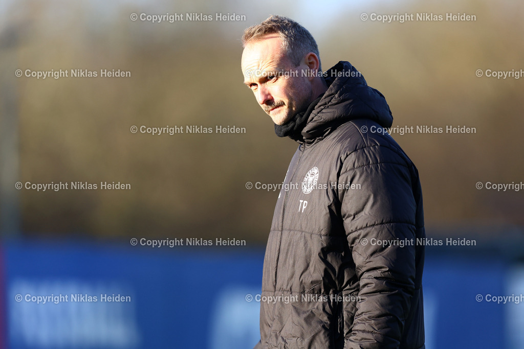 NH_HolsteinKiel_Training_16122025 | Timm Pflügler (Physiotherapeut, Holstein Kiel)Fußball I Herren I Training I Saison 2025-2026 I Holstein Kiel I 16.12.2025 I Citti-Fußballpark