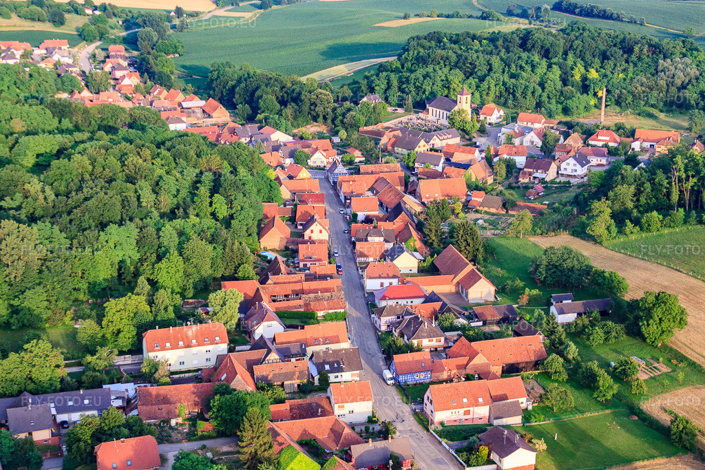 Vue aérienne: Rue de Niederlauterbach à Neewiller-près-Lauterbourg dans le département Bas Rhin, France – .Photo: IMG_30638.jpg prise le 09/07/2010 par Werner Riehm/FLY-FOTO.eu – Résolution de l'original: 4548 x 3032 px